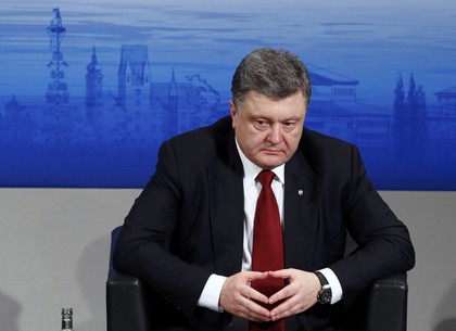 Украинцы оценили год работы Порошенко: результаты опроса