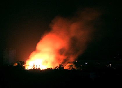Ночной пожар на Рогани. Возгорание произошло на территории военной части (ФОТО, ВИДЕО)