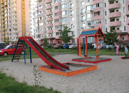 Харьковские дворы вычистили после зимы, скоро на детские площадки завезут песок