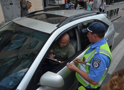 Харьковские гаишники вышли на борьбу с нарушителями правил парковки (ФОТО)