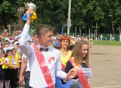 В Харькове прозвенели последние звонки: выпускники принимали поздравления и прощались со школой