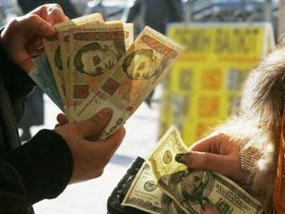 Украинцы продают валюты больше, чем покупают