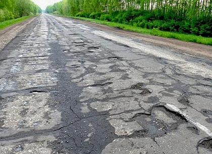 Разбитую военной техникой трассу Чугуев – Меловое начнут ремонтировать через две недели