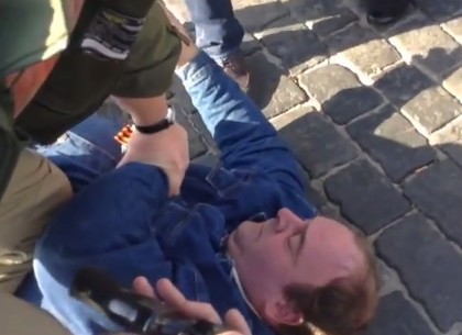 Мужчина, который после разрушения памятника Ленину пришел на площадь с пистолетом, получил срок (ВИДЕО)