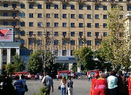 На центральной площади Харькова пожарные тренируются спасать людей (ФОТО)