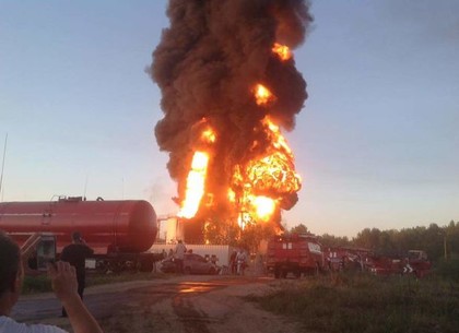 Пожар на нефтебазе под Киевом: подробности, фото, видео