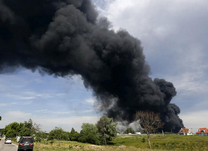 Пожар на нефтебазе под Киевом: лесные пожары потушены, военная авиабаза эвакуирована