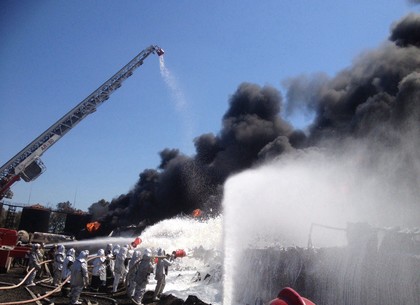 Пожар на нефтебазе под Киевом: спасатели пошли в пенную атаку (ФОТО)