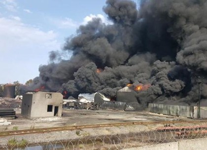 На горящей нефтебазе под Киевом произошел очередной взрыв