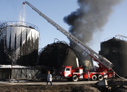 Пожар на нефтебазе под Киевом: погашен один резервуар, на месте пожара обнаружено тело