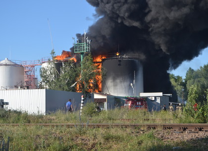 СМИ: Пожар на нефтебазе под Киевом вспыхнул с новой силой