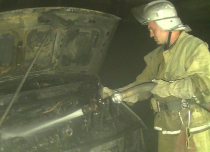 На Алексеевке в гаражном кооперативе сгорел микроавтобус (ВИДЕО, ФОТО)