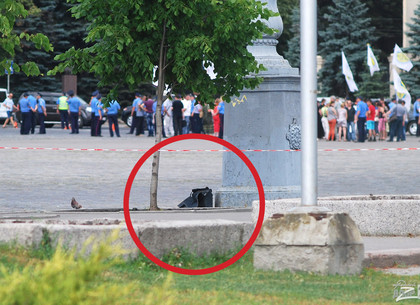 На площади Свободы нашли подозрительную сумку. Милиция перекрыла территорию (ФОТО)