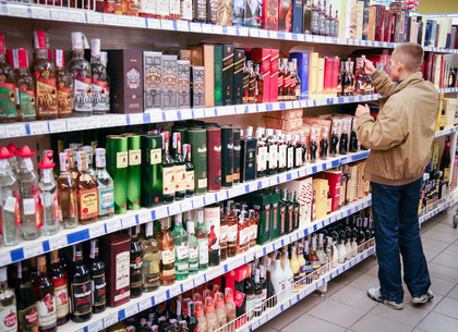 Кабмин «смягчил» негативный эффект подорожания спиртного: цены будут поднимать два раза