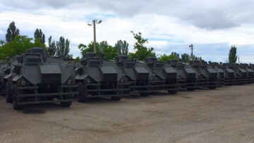 Десятки британских бронеавтомобилей прибыли в Украину