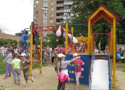 Во дворе на Новых Домах обустроили детскую и спортивную площадки (ФОТО)