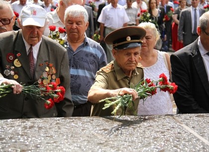 На Мемориале Славы почтили память жертв войны (ФОТО)