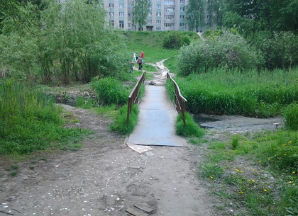 Есть на Салтовке в Харькове культовый пешеходный мостик (ФОТО)
