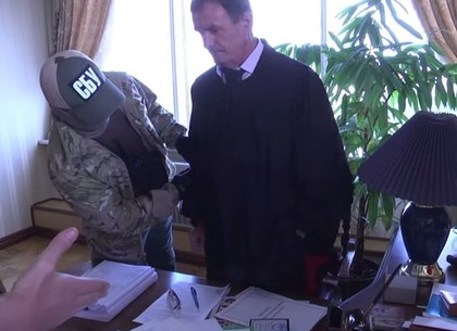 Обыск в кабинете Чернушенко: судья пытался спрятать деньги под мантией (ВИДЕО)
