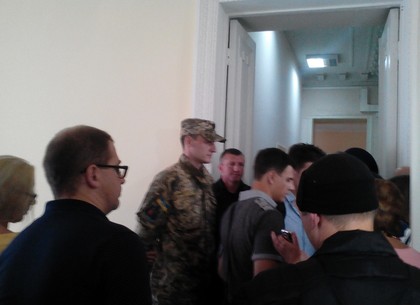 В сессионный зал пытаются попасть представители военкомата (ФОТО)
