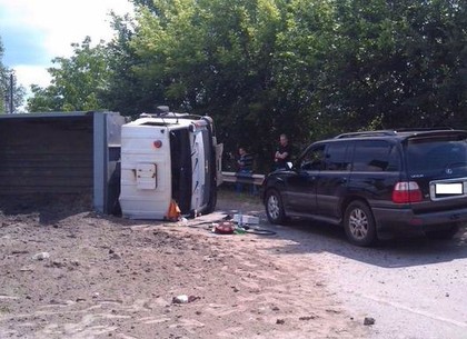 Под Харьковом грузовик с песком перевернулся и врезался в Lexus (ФОТО)