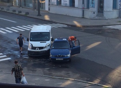 ДТП в центре Харькова: столкнулись такси и микроавтобус (ФОТО)