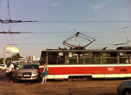 В районе ТЦ «Барабашово» столкнулись трамвай и внедорожник (ФОТО)