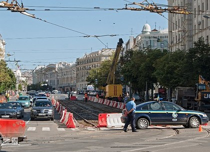 На площади Конституции частично запрещено движение транспорта: в центре Харькова реконструируют трамвайные пути (ФОТО)