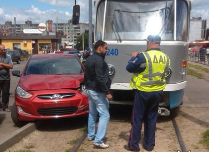 На Салтовке иномарка попала под трамвай (ФОТО)