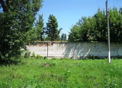 Безработный житель Харьковщины украл кирпичную ограду, чтобы построить дом (ФОТО)