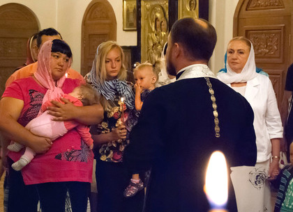 Харьковские чиновники стали крестными тринадцати детей переселенцев (ФОТО)