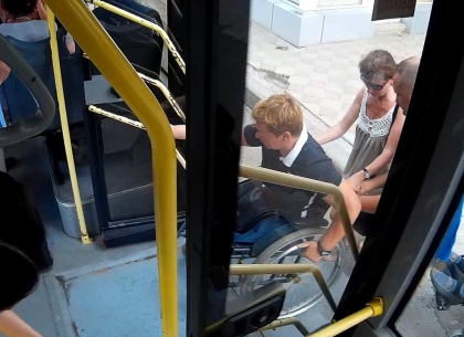 Социальный эксперимент в Харькове выявил водителей, игнорирующих инвалидов-колясочников