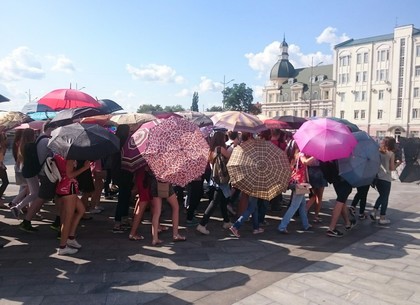 На площади Конституции – массовый митинг (ФОТО)