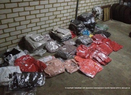 Харьковские пограничники нашли тележку швейной контрабанды (ФОТО)