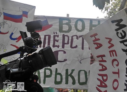 Активисты под зданием суда мешают работе СМИ (ФОТО)