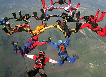 Новый рекорд Харькова: 25 парашютистов строили фигуры в свободном падении