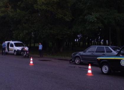 На пригородной трассе скутер врезался в ВАЗ. В числе пострадавших – двухлетний ребенок (ФОТО)