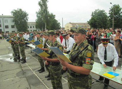 800 харьковских студентов, прошедших военную кафедру, приняли присягу (ФОТО)