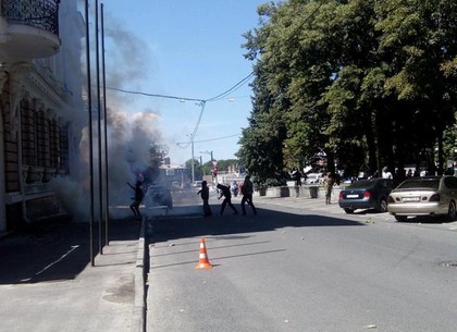 Офис Оппоблока в Харькове забрасывают брусчаткой и дымовыми шашками (ФОТО)