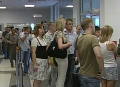 Шенгенская истерия: в визовых центрах посредники бронируют очередь и штрафуют за опоздания