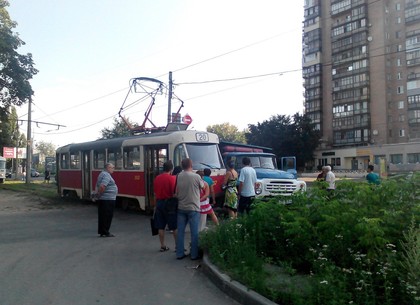 На Клочковский затор трамваев: грузовик протаранил 20-й маршрут (ФОТО)