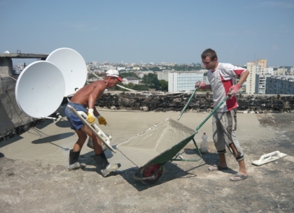 Как в 40-градусную жару в Харькове ремонтируют крыши (ФОТО)