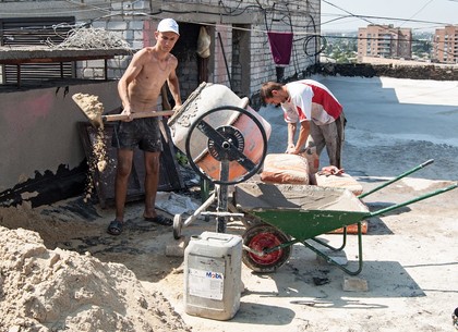 Несмотря на жару, в Харькове ремонтируют кровли домов