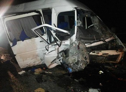 Поворот не туда: в одну ночь пострадали пассажиры маршрутки и насмерть разбился водитель грузовика (ФОТО)
