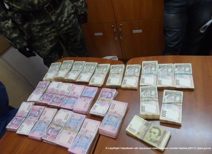 Луганчанка пыталась пронести через «Гоптовку» миллион гривен (ВИДЕО)