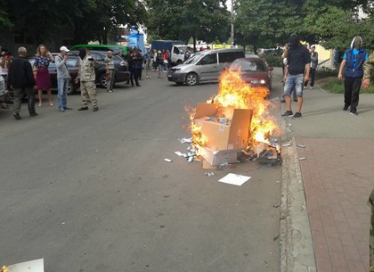 На Салтовке активисты сожгли «наркотики», которые вынесли из аптеки (ФОТО)