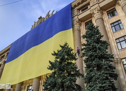 В Харькове на здании обладминистрации вывесили огромный национальный флаг (ФОТО)