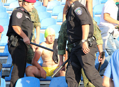 Николаевский спецназ избил ультрас «Металлиста» за пиротехнику на стадионе (ФОТО, ВИДЕО)