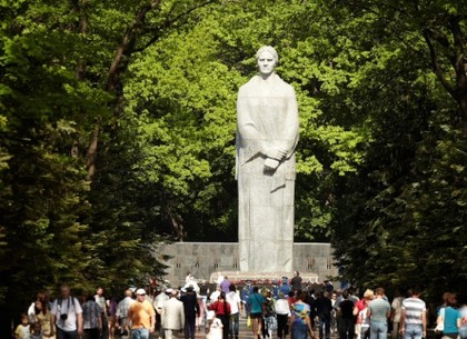 На харьковском Мемориале Славы традиционно почтили павших героев