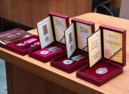 К праздникам Порошенко наградил харьковских топ-руководителей и погибших активистов